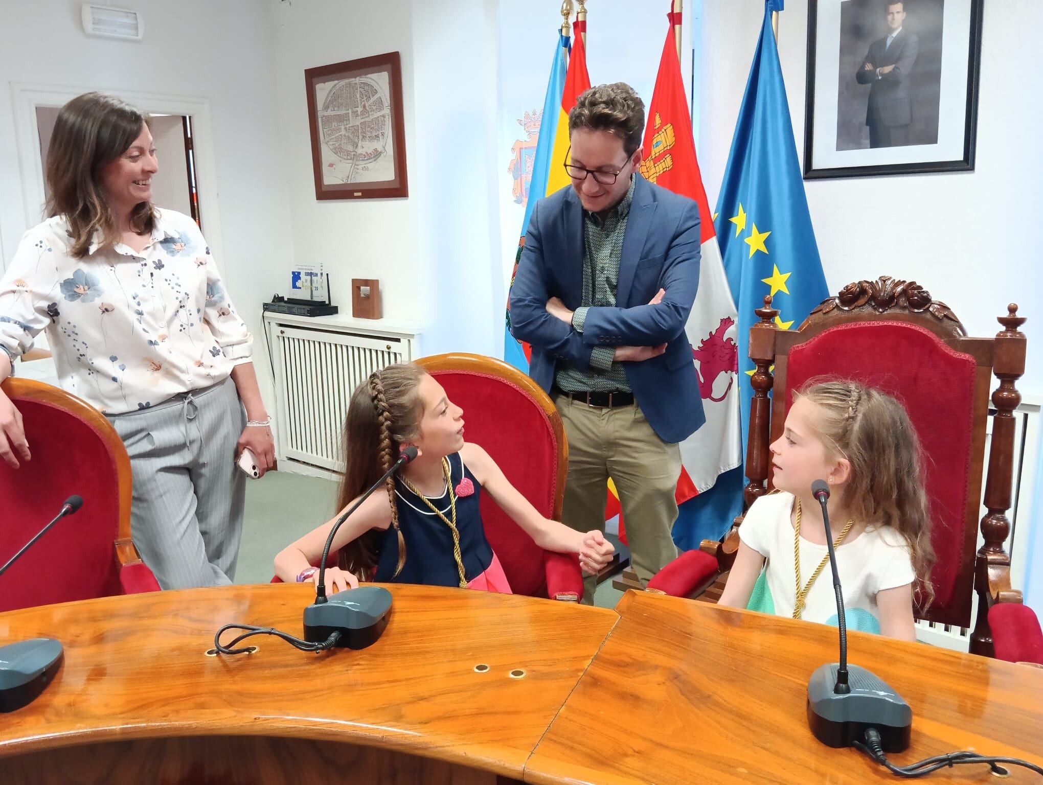 Ruth e Irene Arnaiz con el alcalde, Antonio Linaje, y su compañera de Sentir Aranda, la concejal Belén Esteban