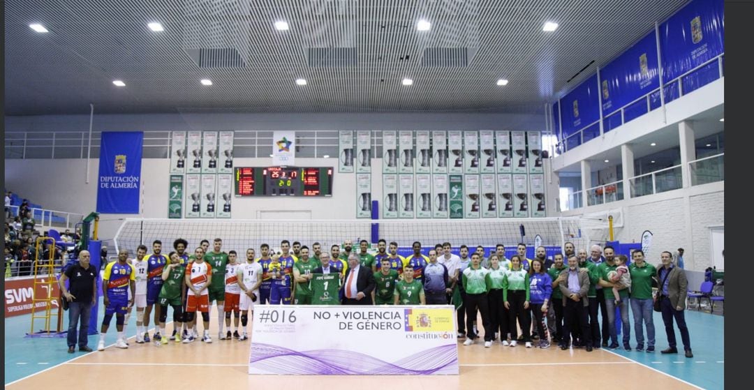 El ministro de Deportes, José Guirao,  posa con los jugadores de ambos equipos tras finalizar el choque