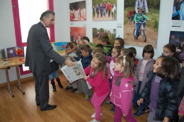 Javier García Escudero en un acto con niños
