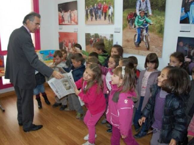 Javier García Escudero en un acto con niños
