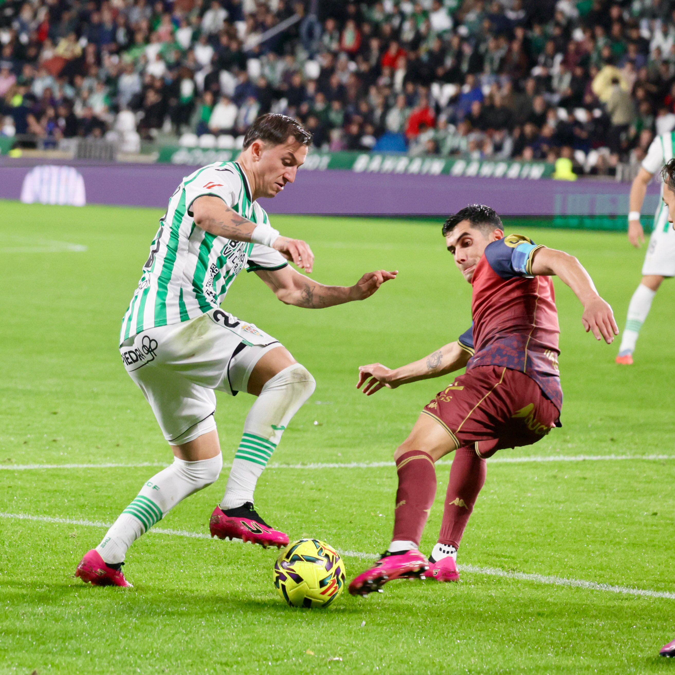 Carracedo disputa un balón con un defensor del Deportivo (Prensa CCF)