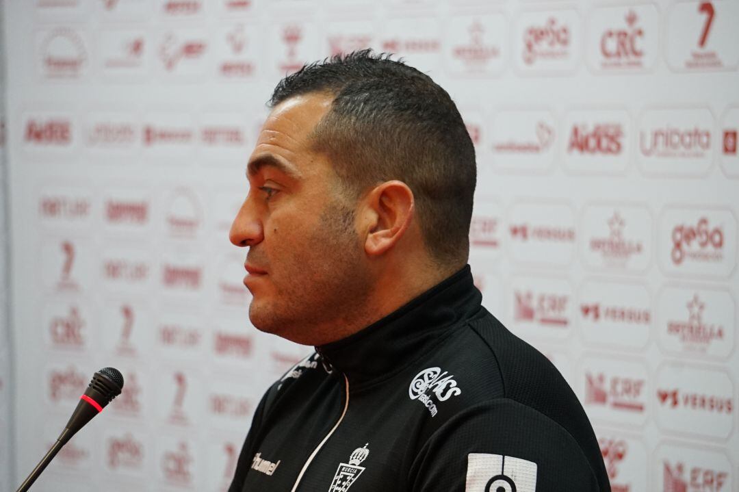 Adrián Hernández, entrenador del Real Murcia, antes del partido ante el Recreativo Granada