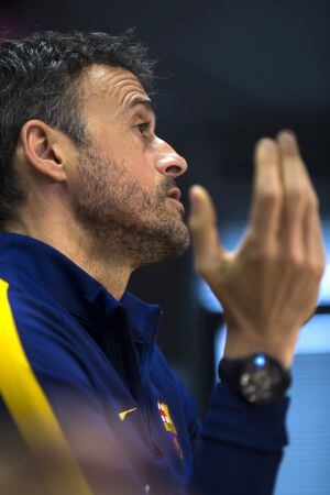 El entrenador del FC Barcelona, Luis Enrique, durante la rueda de prensa que ha ofrecidio hoy tras el entrenamiento del equipo esta mañana en la Ciudad deportiva Joan Gamper, previo al encuentro liguero que mañana disputará contra el Sevilla en el Camp No
