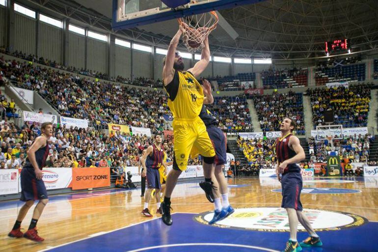Fotis Lampropoulos culmina una acción aurinegra