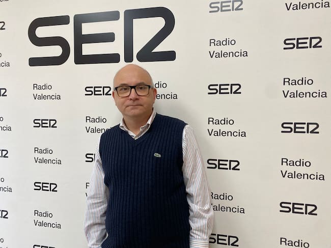 Vicente Pallardó, director de la Cátedra Valenciaport de Economía Portuaria, en los estudios de Radio Valencia.