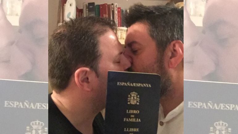 El concejal del ayuntamiento de Valencia, Carlos Galiana, sube una foto a sus redes sociales besándose con su marido y mostrando un libro de famliia en respuesta a las palabras del arzobispo Cañizares