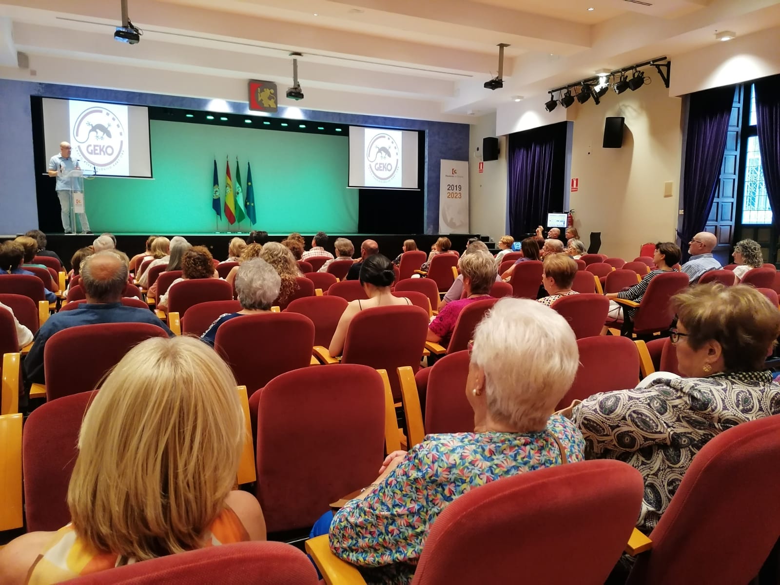 Publico asistente en la presentación de la exposición de Cuevas y Simas de la provincia