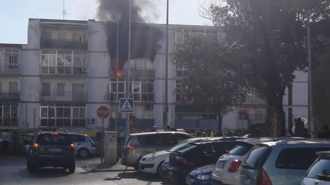 El fuego se originó en una tercera planta del edificio 