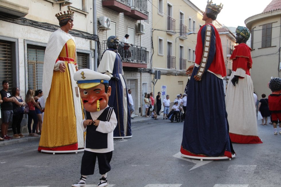 Gigantes y Cabezudos por las calles de Elda