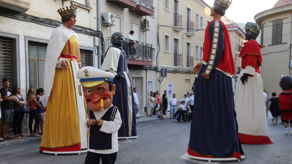 Elda celebra el Corpus Christi con Gigantes y Cabuzos y procesión