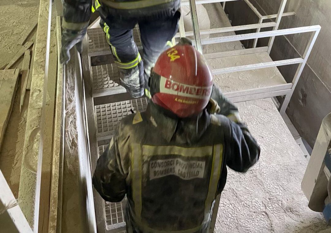 Imagen de los bomberos en su labor de rescate de la persona finalmente fallecida.