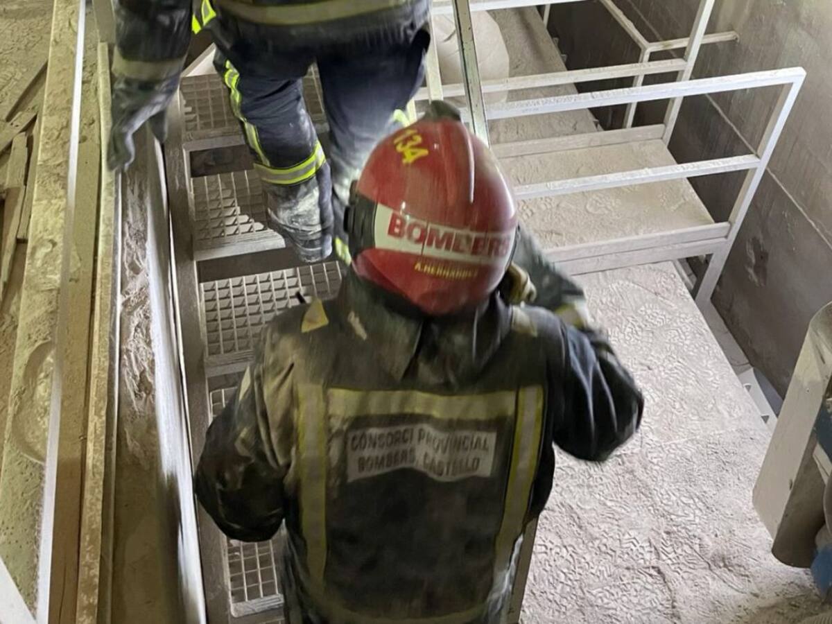 Los bomberos desalojan un edificio de 14 alturas en Oropesa del Mar tras un incendio en la planta baja