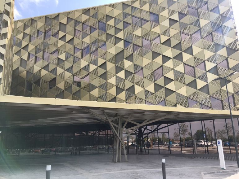 Fachada principal del Hospital Quirón en Córdoba