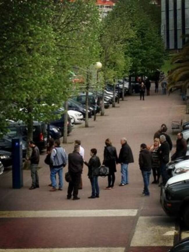 Colas frente a la máquina de la OTA.