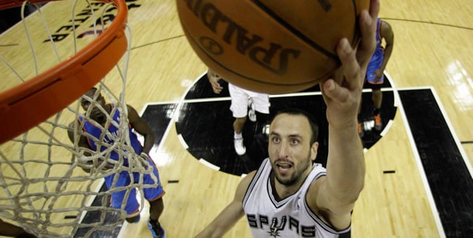 Ginóbili entra a canasta en el partido ante los Thunder