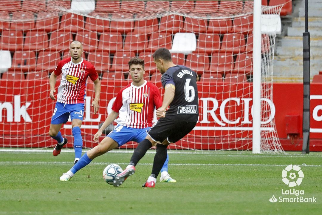 Granell xutant a porta.