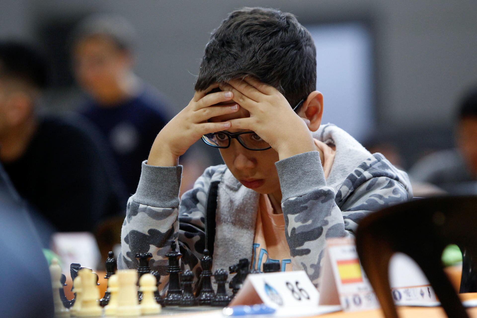 San Vicente del Raspeig (Alicante), 27/03/2024.-El argentino de 10 años Faustino Oro, este miércoles durante su partida contra la española Lucía Follana Albelda Albelda, en la modalidad de 90 minutos más 30 segundos en el VIII Open Internacional de Semana Santa de San Vicente del Raspeig. El joven prodigio del ajedrez que el pasado domingo derrotó al número uno del mundo, el noruego Magnus Carlsen,se ha convertido en el protagonista de un torneo que, desde este miércoles y hasta el día 1, reúne a 600 jugadores de 52 países en San Vicente del Raspeig (Alicante).- EFE/ Morell
