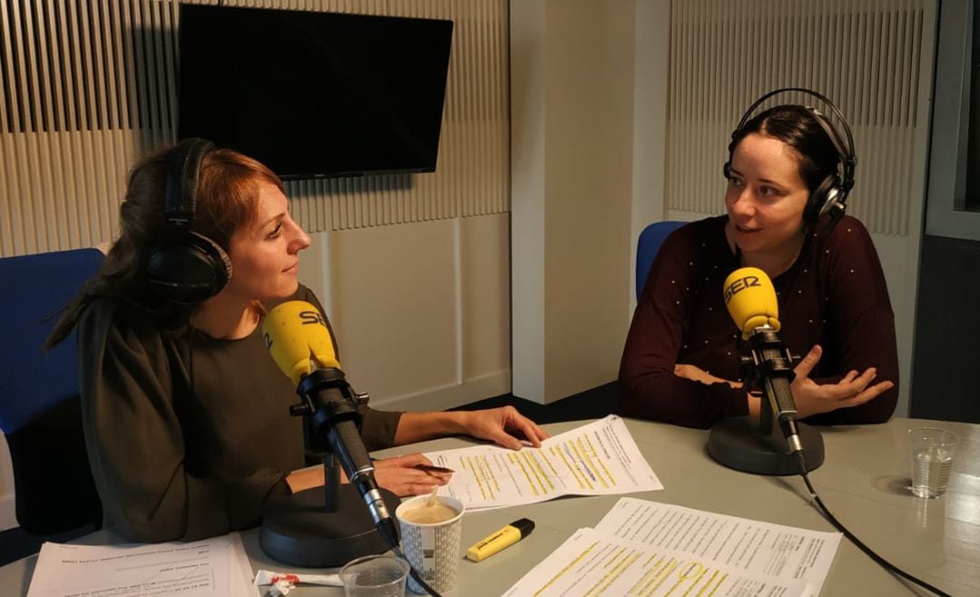 Susana López Rubio, junto a Macarena Berlín en los estudios de la Cadena SER