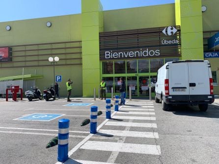 Militares del Ejército de Tierra a las puertas de Carrefour Úbeda