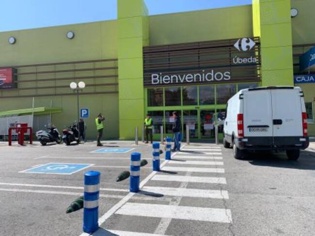 Militares del Ejército de Tierra a las puertas de Carrefour Úbeda