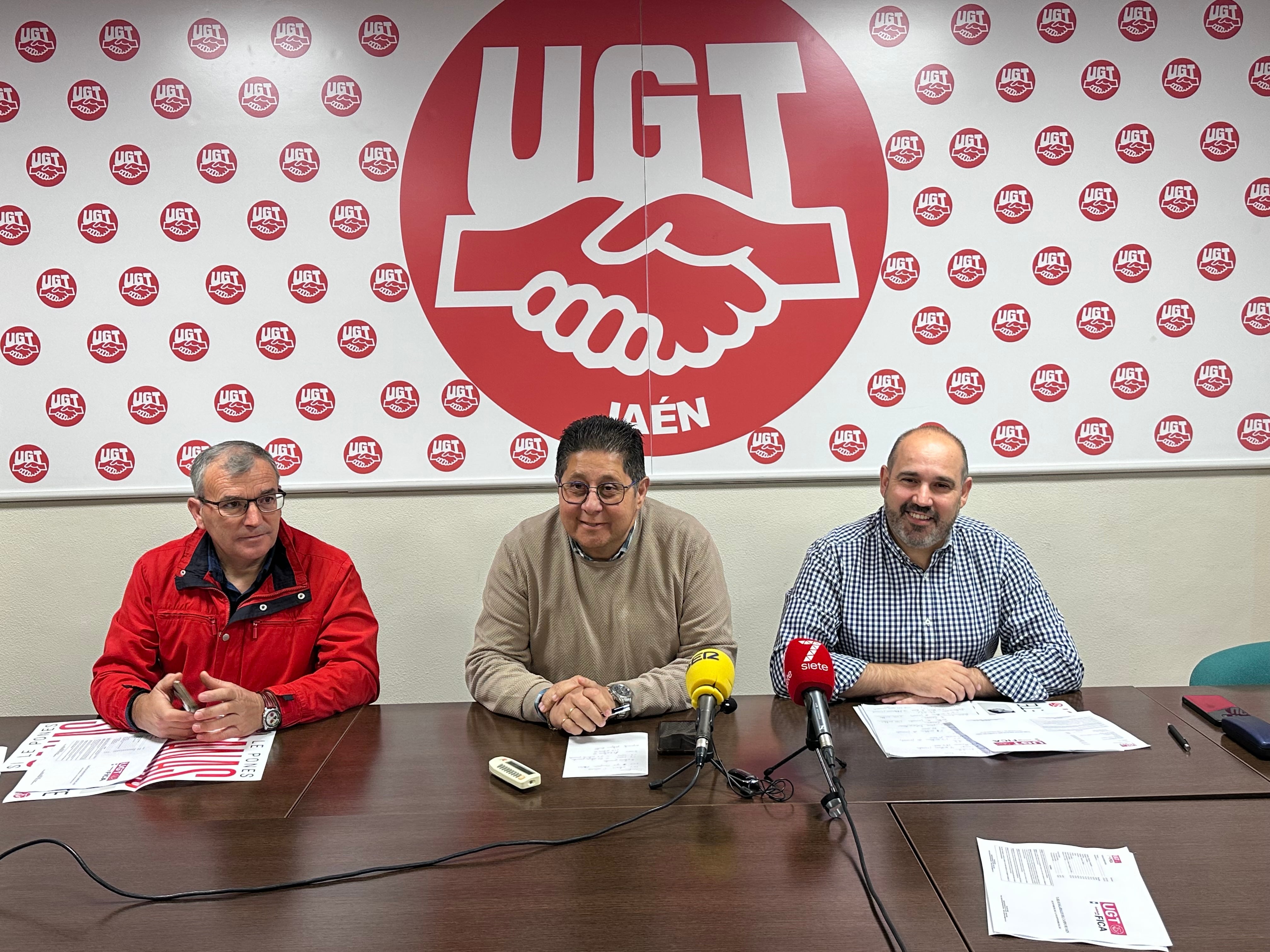 El secretario del sector agroalimentario Juan Jiménez, el secretario general de UGT Fica Jaén, Domingo Ocaña y el secretario de organización Antonio Marcos