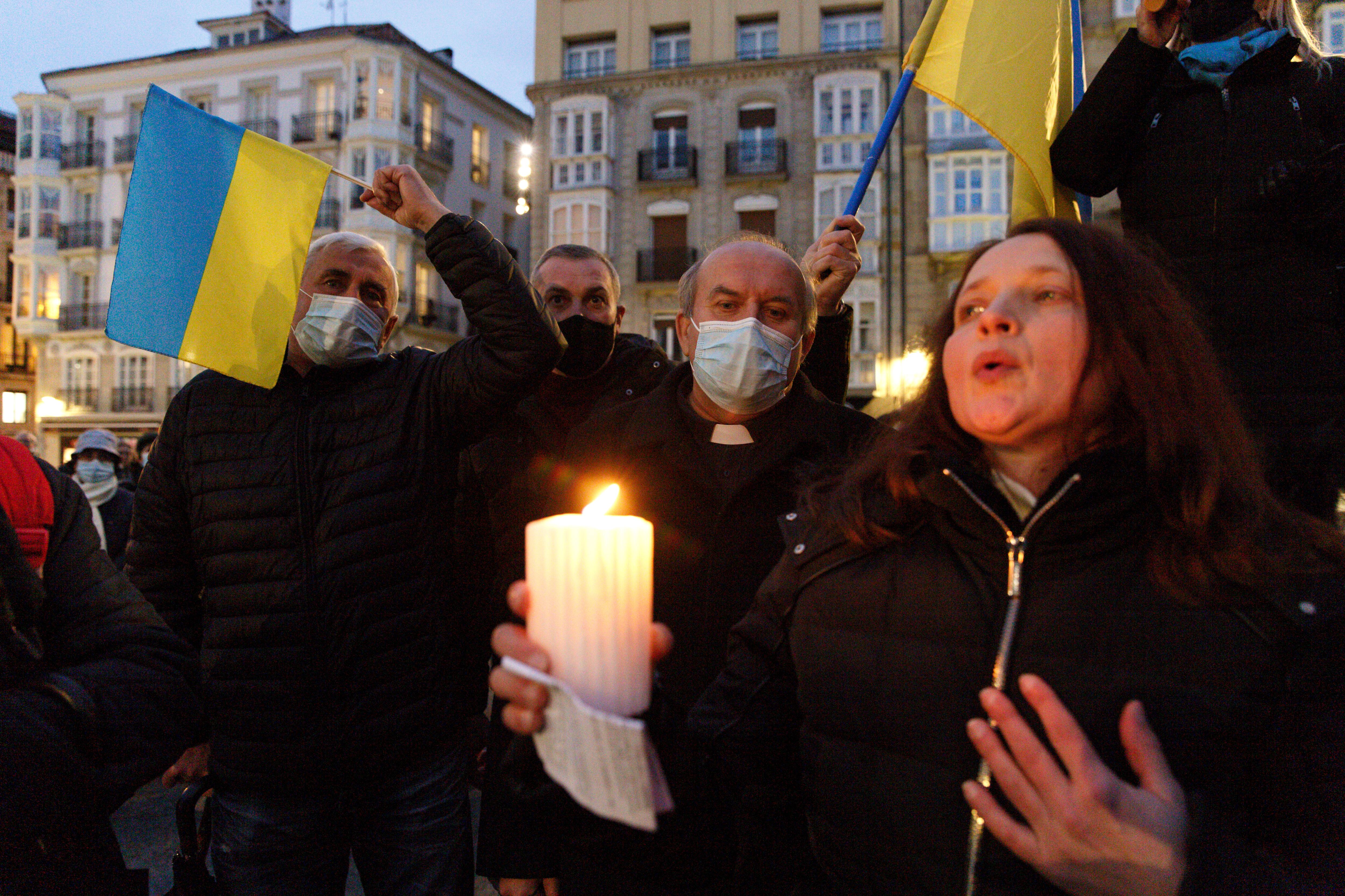 VITORIA, 05/03/2022.- Varios cientos de personas se concentran este sábado en Vitoria en respuesta al llamamiento que ha hecho la Diócesis de la capital alavesa para que ciudadanos de distintas confesiones religiosas clamen por la paz en Ucrania. EFE/David Aguilar