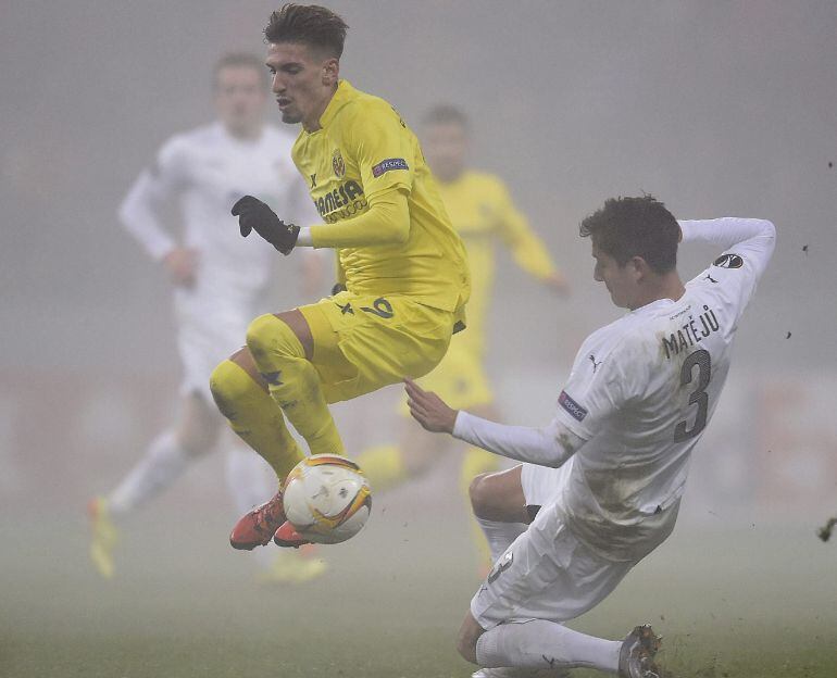 El jugador del Villarreal CF Samuel Castillejo pelea por el control del balón con el jugador del Viktoria Plzen Ales Mateju, durante el partido del grupo E de la Liga Europa disputado en Praga,