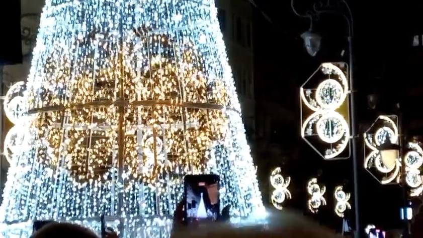 Queda inaugurado el encendido navideño de Alicante con la iluminación del árbol gigante en la avenida de la Constitución