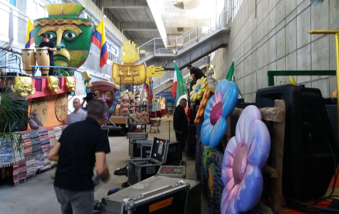 Últimos retoques en las carrozas del desfile del Día de América en Asturias, concentradas en los bajos del Estadio Carlos Tartiere de Oviedo