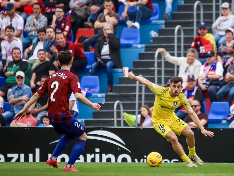 Diego Pampín davant un defensa de l'Eldenc en l'últim partit de lliga