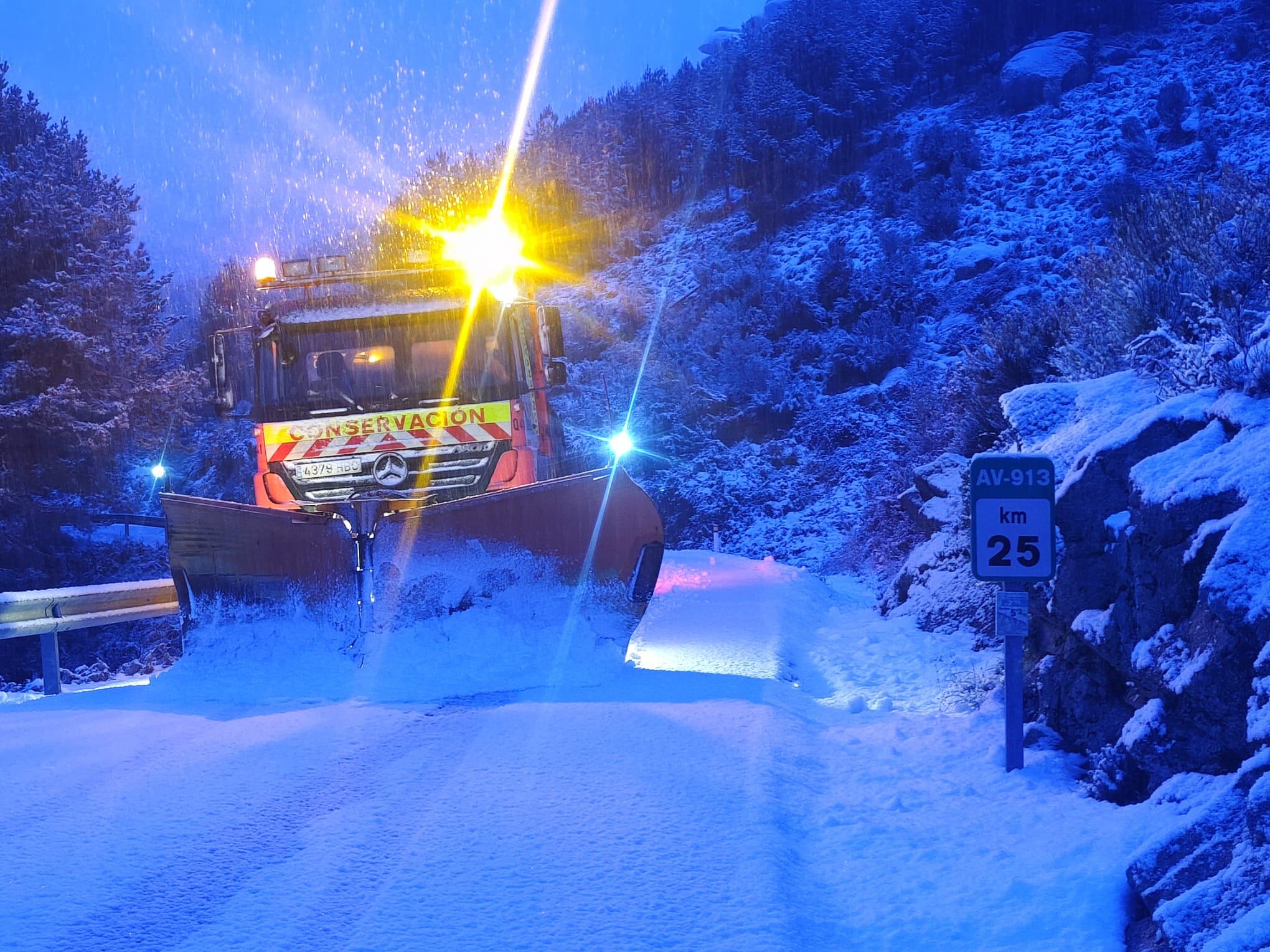 Máquina quitanieves en la carretera AV-913, en el puerto de Serranillos (Ávila)./JCYL