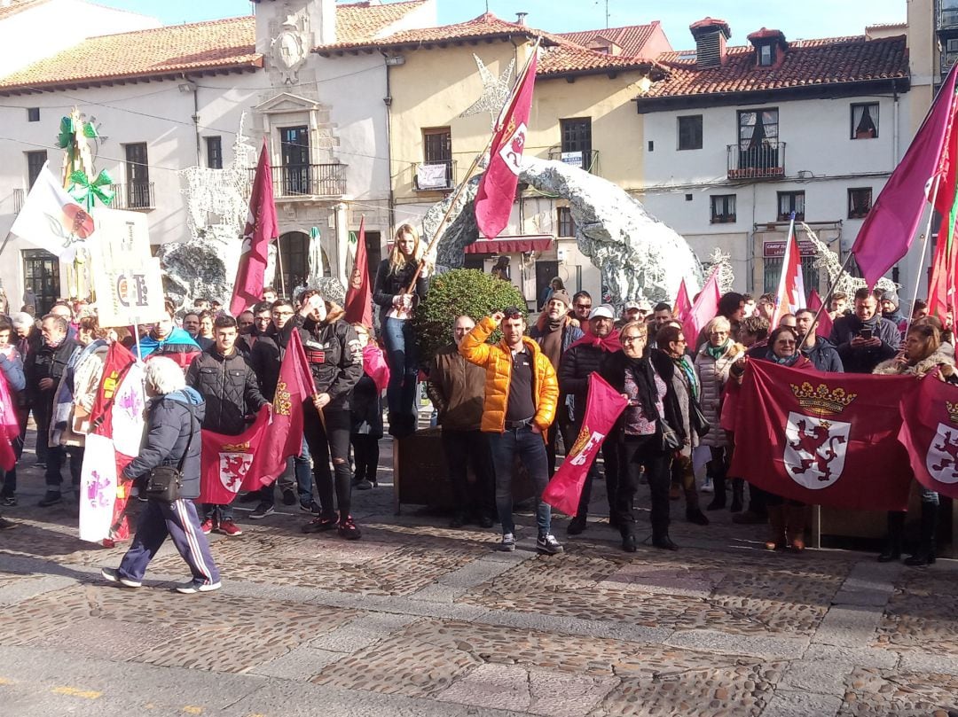 Concentración leonesista en la plaza de San Marcelo en favor del derecho de autonomía de León