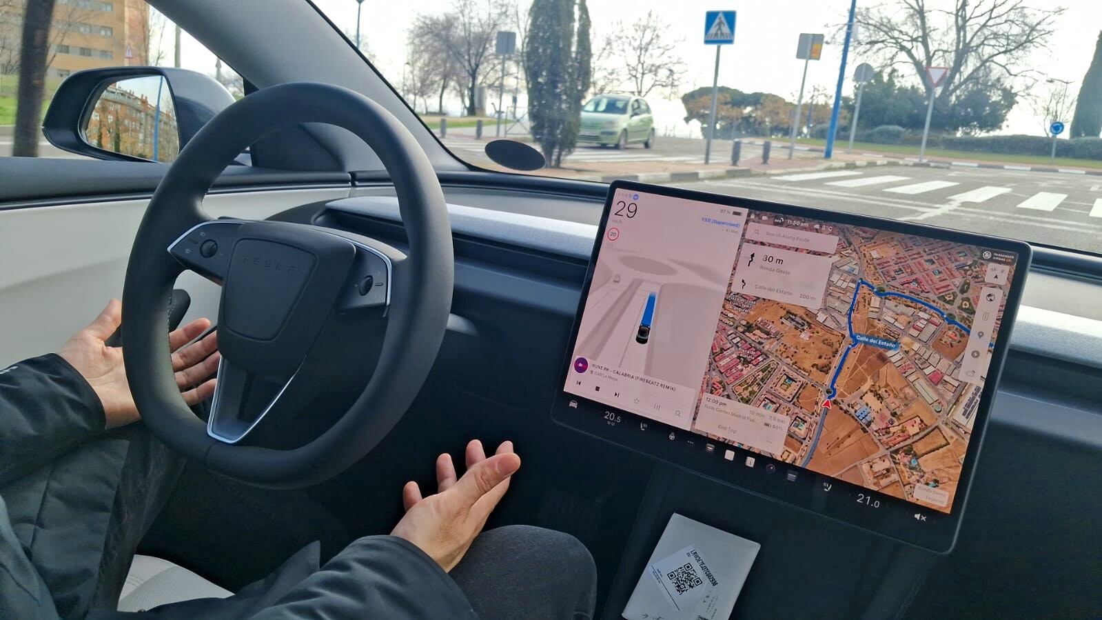 Una persona tiene que ir sentada en el asiento del conductor pero no es necesario que toque el volante ni los pedales.