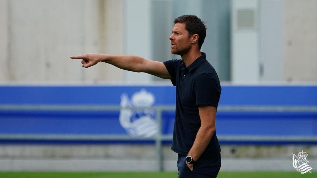Xabi Alonso da indicaciones en un partido del Sanse