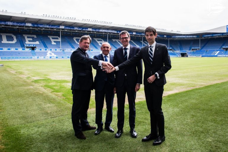 Zupiria, González, Urtaran y Trocóniz en el estadio.