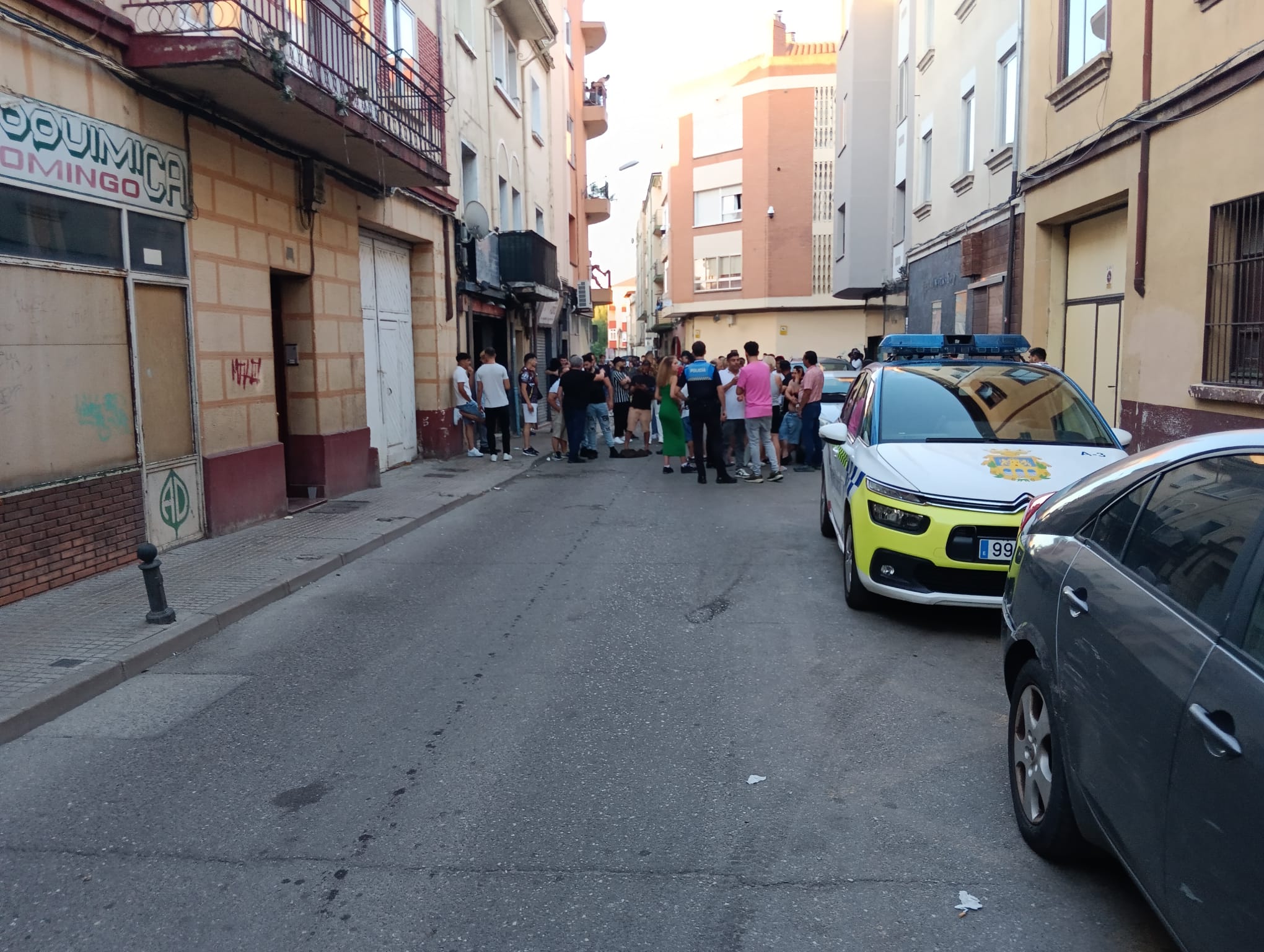 Aspecto de la calle Hospicio tras los incidentes de este domingo