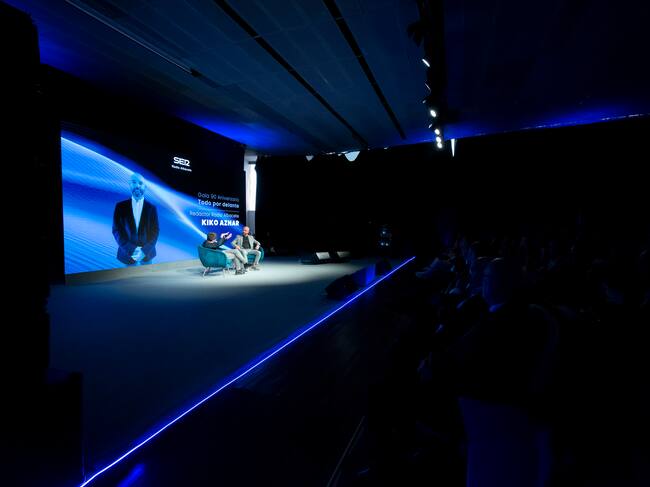 Juan Carlos Ortega y Kiko Aznar durante la gala del 90 aniversario de Radio Albacete.
