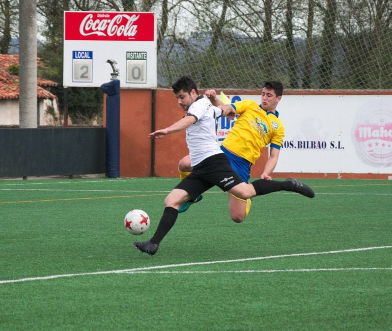 Sergio, disparando a puerta en el partido entre el Escudo y el Siete Villas.