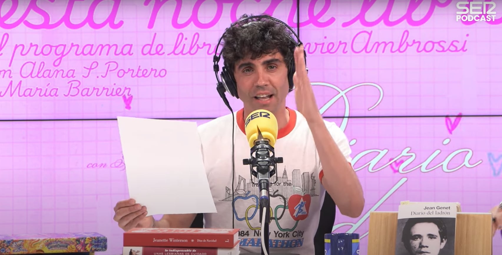 Javier Ambrossi durante su programa 'Esta noche libro'