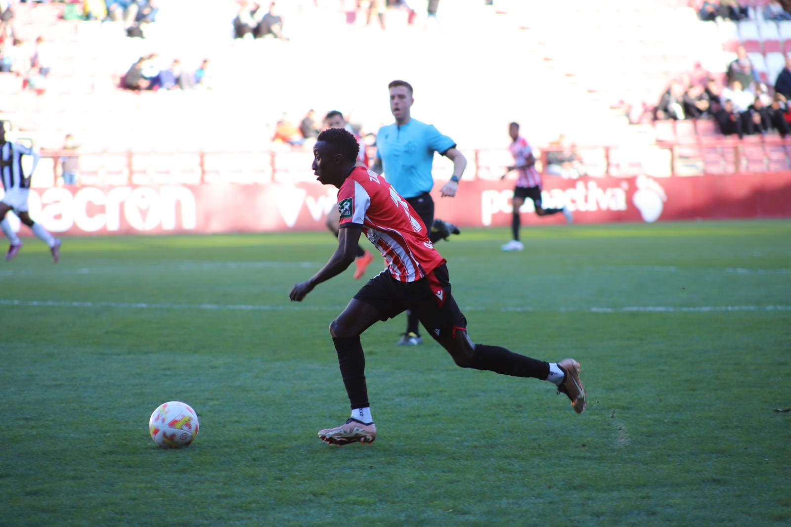 Zourdine Thior durante un lance de la segunda mitad ante el Castellón / UD Logroñés