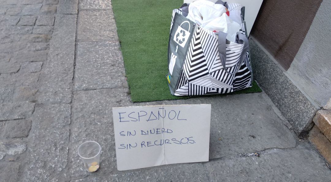 La calle Isilla es uno de los lugares donde algunas personas sin hogar solicitan ayuda con carteles como el de la imagen