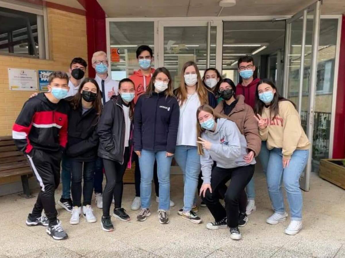 Alumnos/as del IES de Biar realizan un taller de RCP impartido por enfermeras del Centro de Salud