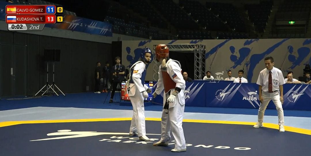 Calvo (azul) ante Kudashova en el combate de cuartos disputado este viernes en el ‘Makuhari Messe’ de Chiba, Japón.