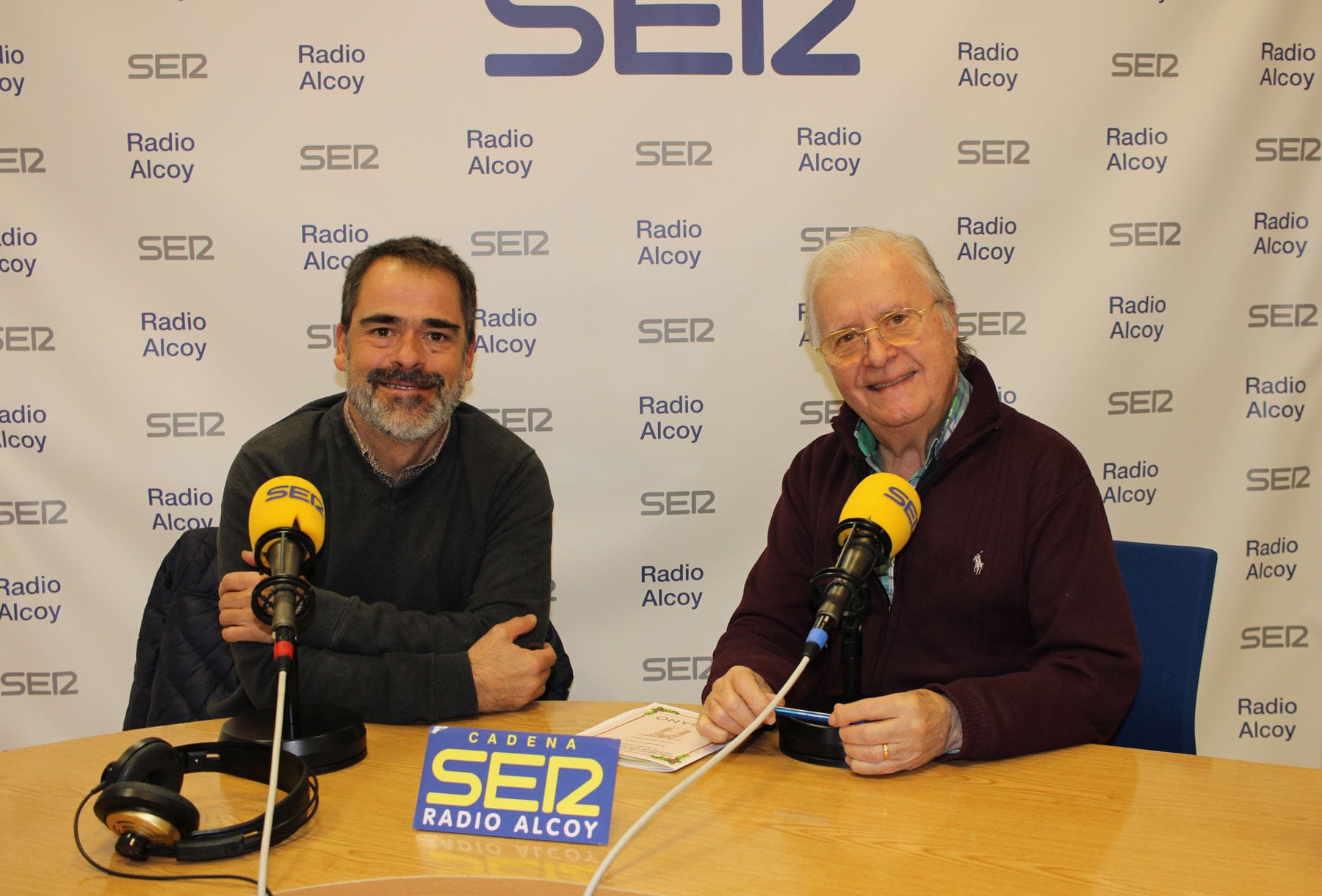 José del Valle y Paco Aznar, en el estudio central de Radio Alcoy