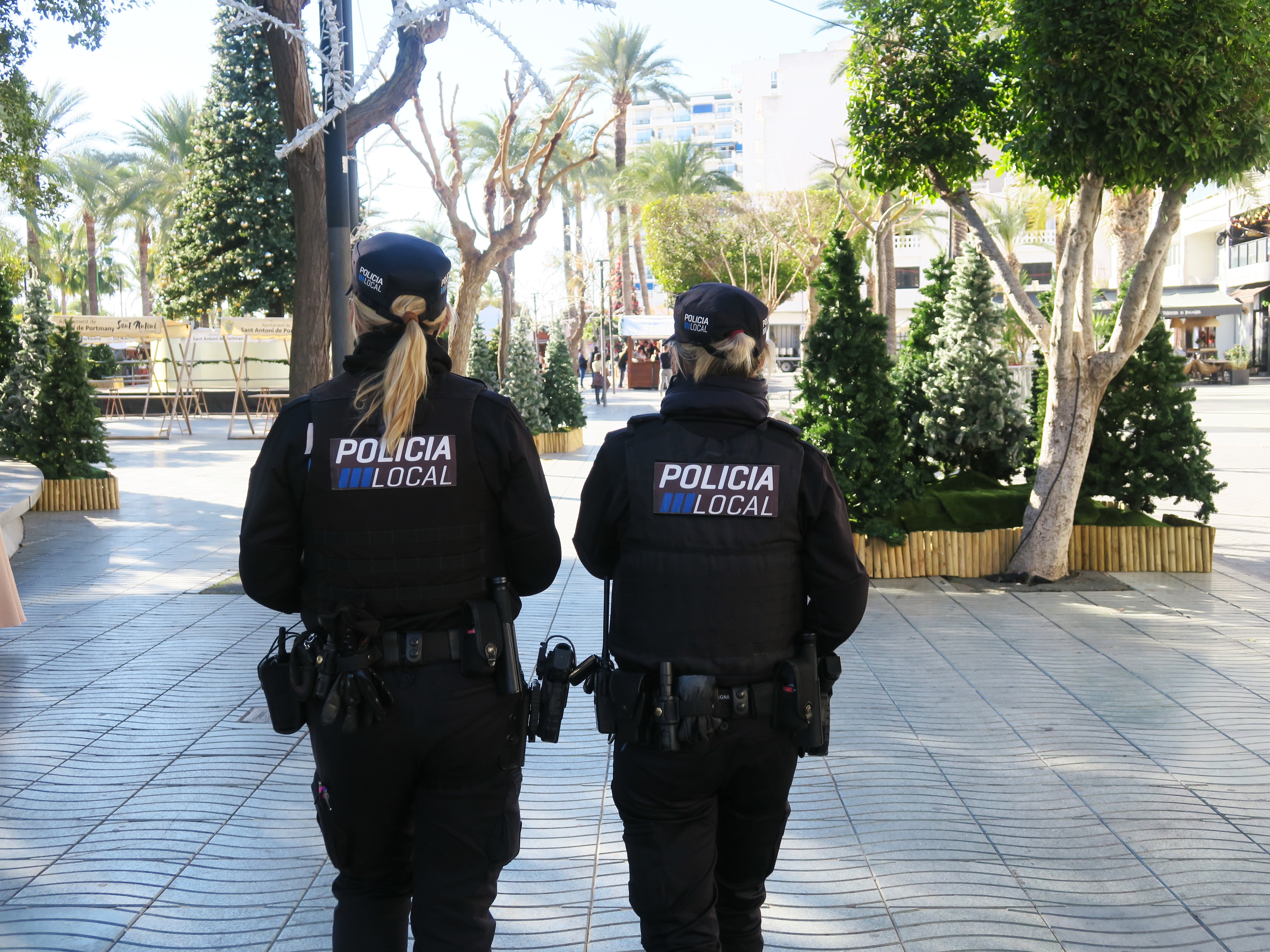 Agentes patrullando en Sant Antoni