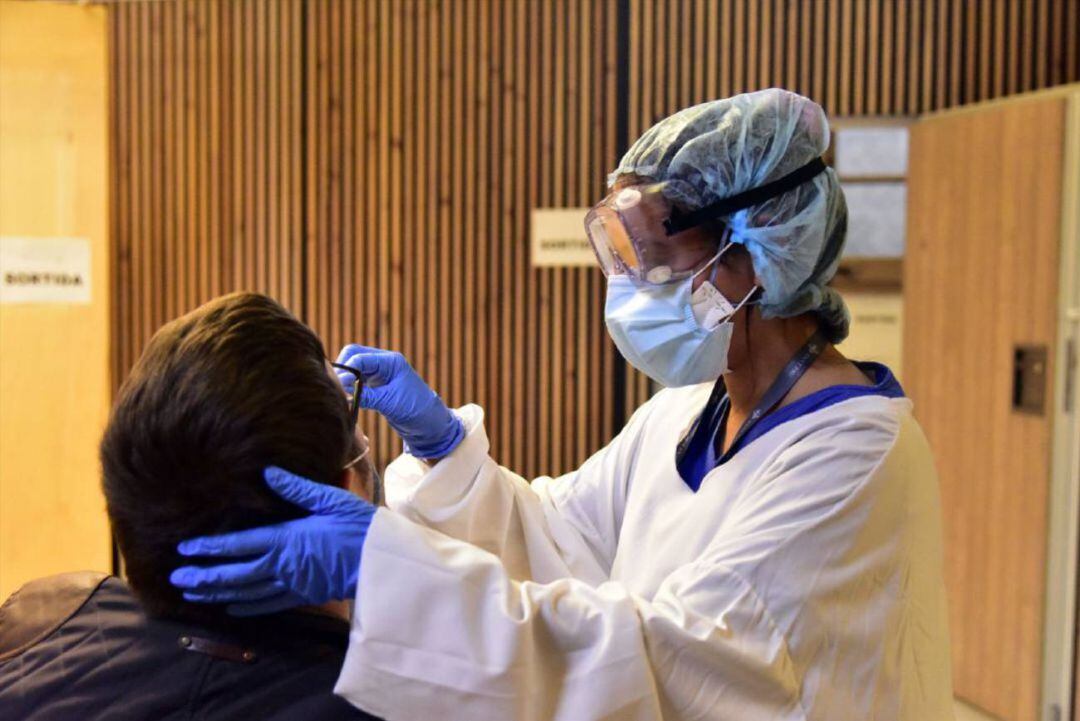 Una sanitaria realiza una prueba de Covid