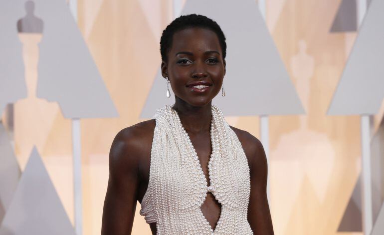 La actriz Lupita Nyong&#039;o con un vestido de perlas de Calvin Klein en la 87 edición de los premios Oscar