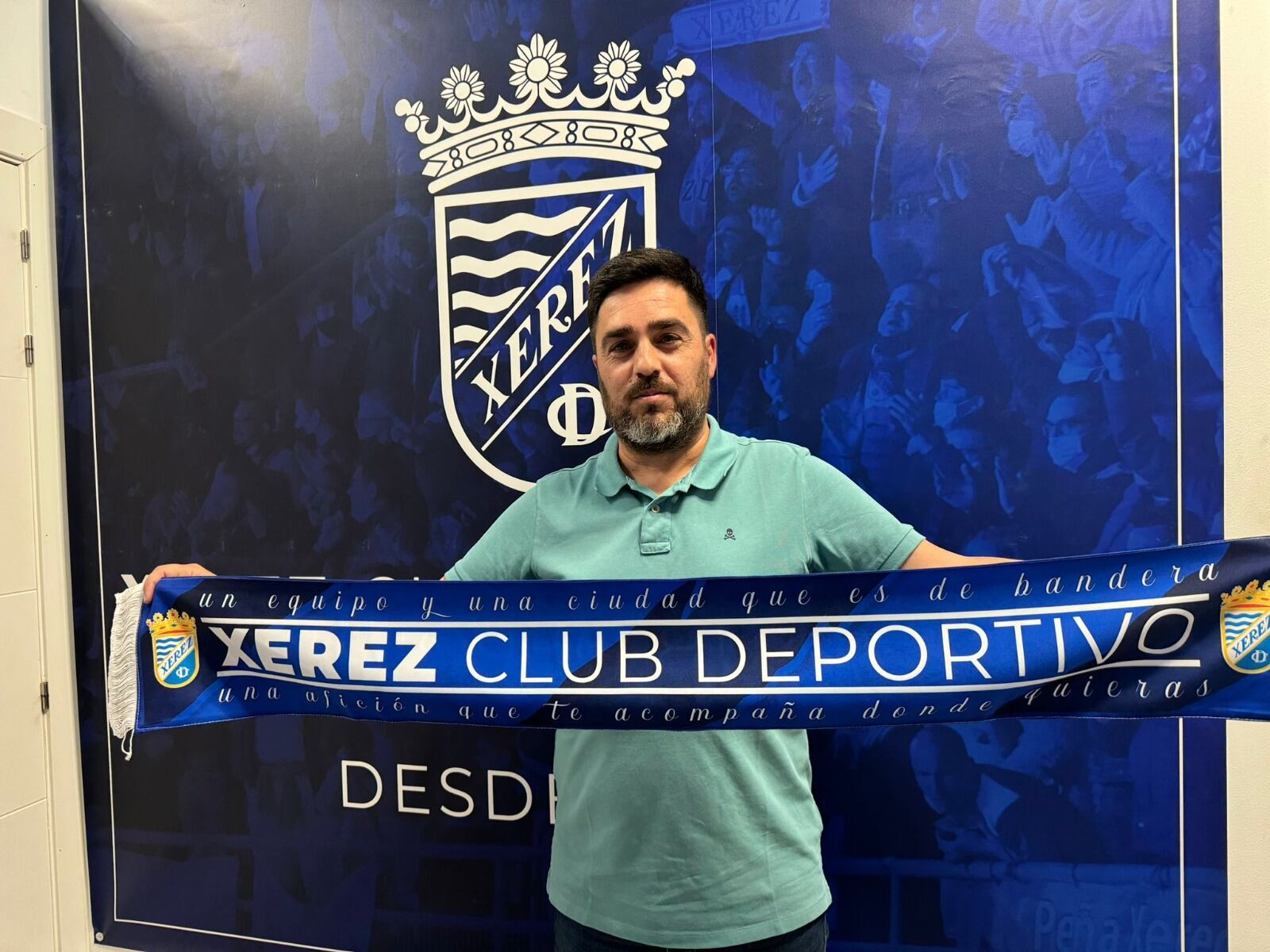 Toni López posando con la bufanda del Xerez CD