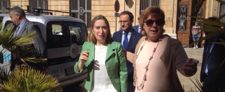 La ministra Ana Pastor, junto a Barreiro y Bascuñana, en Cartagena.