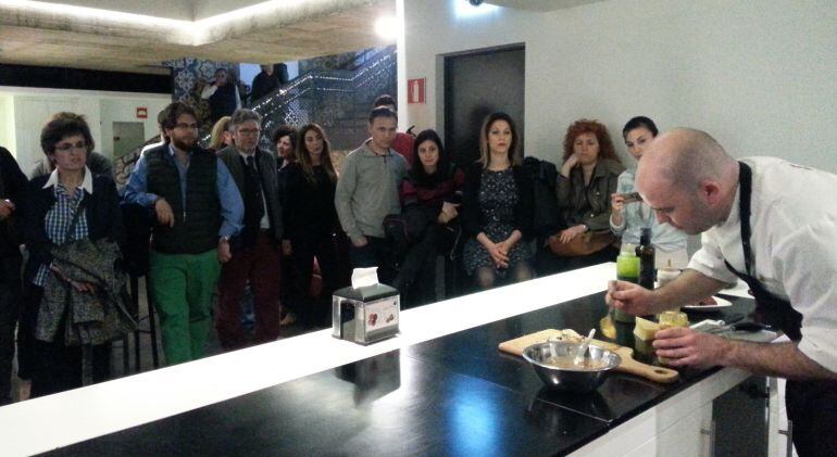 Demostración de cocina en vivo en el Mercado de San Agustín de Toledo